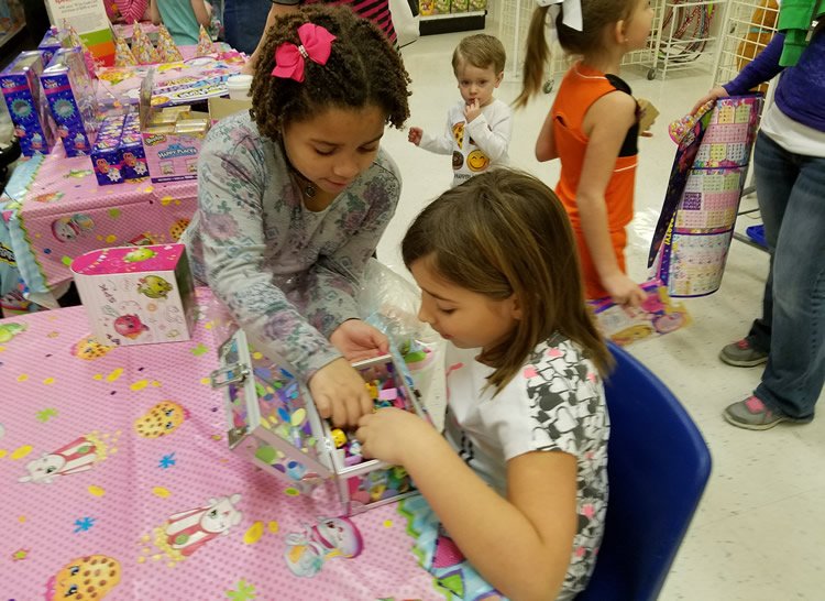 Maddie and Ally swapping Shopkins